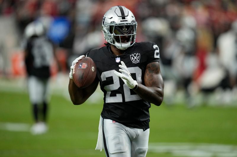 Las Vegas Raiders running back Alexander Mattison warms up before an NFL football game between the Kansas City Chiefs and Las Vegas Raiders Sunday, Oct. 27, 2024, in Las Vegas. (AP Photo/John Locher)