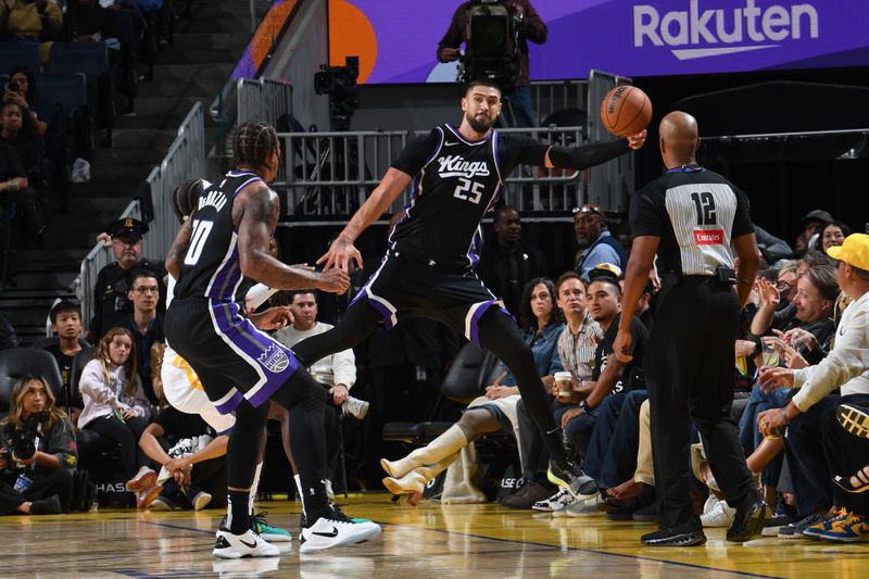 SAN FRANCISCO, CA - OCTOBER 11: Alex Len #25 of the Sacramento Kings handles the ball during the game against the Golden State Warriors during a NBA Preseason game on October 11, 2024 at Chase Center in San Francisco, California. NOTE TO USER: User expressly acknowledges and agrees that, by downloading and or using this photograph, user is consenting to the terms and conditions of Getty Images License Agreement. Mandatory Copyright Notice: Copyright 2024 NBAE (Photo by Noah Graham/NBAE via Getty Images)