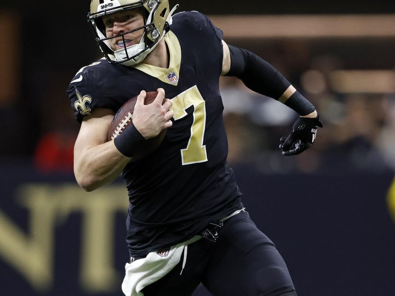 New Orleans Saints tight end Taysom Hill (7) runs the ball during an NFL football game against the Cincinnati Bengals, Sunday, Oct. 16, 2022, in New Orleans. (AP Photo/Tyler Kaufman)