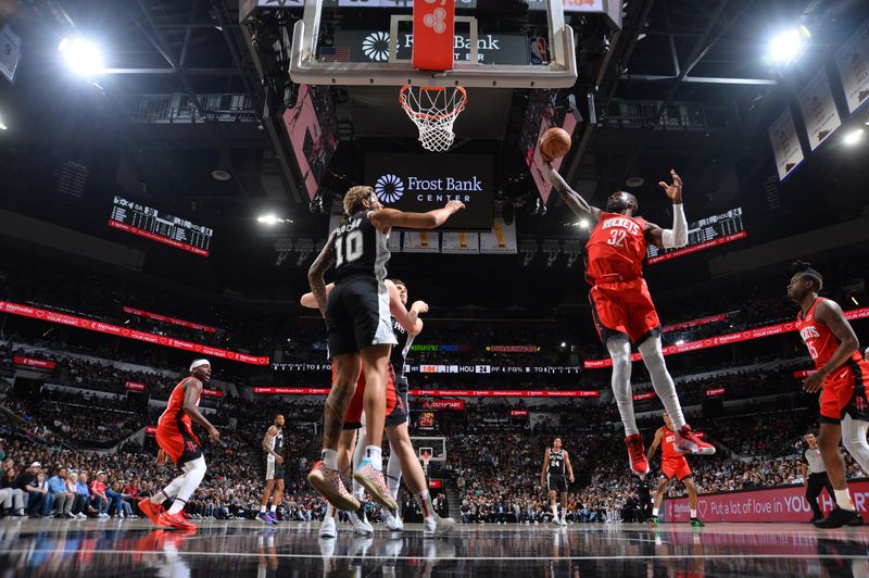 SAN ANTONIO, TX - MARCH 12: Jeff Green #32 of the Houston Rockets grabs the rebound during the game against the San Antonio Spurs on March 12, 2024 at the Frost Bank Center in San Antonio, Texas. NOTE TO USER: User expressly acknowledges and agrees that, by downloading and or using this photograph, user is consenting to the terms and conditions of the Getty Images License Agreement. Mandatory Copyright Notice: Copyright 2024 NBAE (Photos by Michael Gonzales/NBAE via Getty Images)