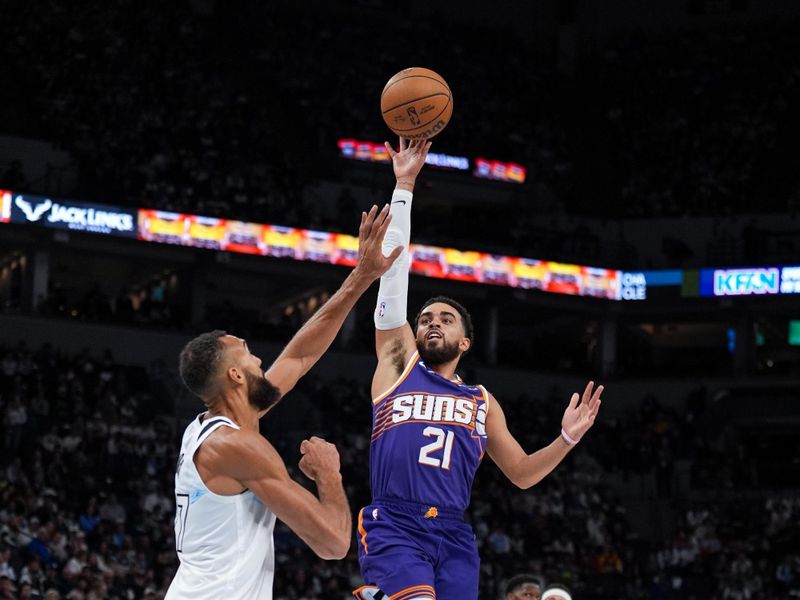 MINNEAPOLIS, MN -  NOVEMBER 17: Tyus Jones #21 of the Phoenix Suns shoots the ball during the game against the Minnesota Timberwolves on November 17, 2024 at Target Center in Minneapolis, Minnesota. NOTE TO USER: User expressly acknowledges and agrees that, by downloading and or using this Photograph, user is consenting to the terms and conditions of the Getty Images License Agreement. Mandatory Copyright Notice: Copyright 2024 NBAE (Photo by Jordan Johnson/NBAE via Getty Images)