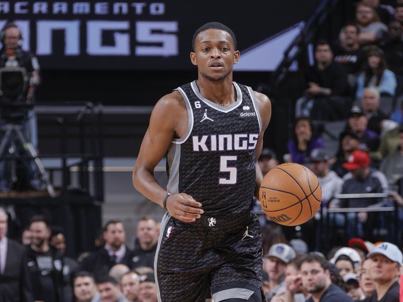 SACRAMENTO, CA - JANUARY 23:  De'Aaron Fox #5 of the Sacramento Kings drives to the basket during the game against the  Memphis Grizzlies  on January 23, 2023 at Golden 1 Center in Sacramento, California. NOTE TO USER: User expressly acknowledges and agrees that, by downloading and or using this Photograph, user is consenting to the terms and conditions of the Getty Images License Agreement. Mandatory Copyright Notice: Copyright 2023 NBAE (Photo by Rocky Widner/NBAE via Getty Images)