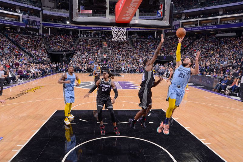 SACRAMENTO, CA - JANUARY 23:  Tyus Jones #21 of the Memphis Grizzlies drives to the basket during the game against the  Sacramento Kings on January 23, 2023 at Golden 1 Center in Sacramento, California. NOTE TO USER: User expressly acknowledges and agrees that, by downloading and or using this Photograph, user is consenting to the terms and conditions of the Getty Images License Agreement. Mandatory Copyright Notice: Copyright 2023 NBAE (Photo by Rocky Widner/NBAE via Getty Images)