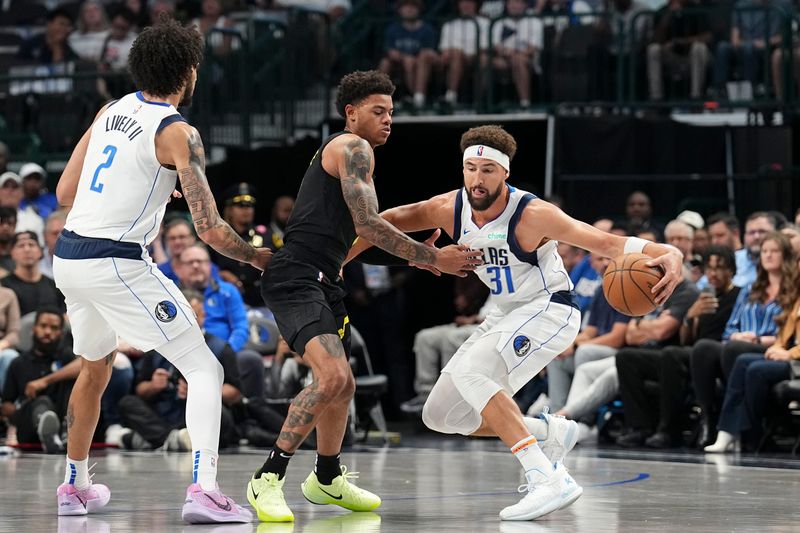 DALLAS, TX - OCTOBER 10: Klay Thompson #31 of the Dallas Mavericks dribbles the ball during the game against the Utah Jazz on October 10, 2024 at American Airlines Center in Dallas, Texas. NOTE TO USER: User expressly acknowledges and agrees that, by downloading and or using this photograph, User is consenting to the terms and conditions of the Getty Images License Agreement. Mandatory Copyright Notice: Copyright 2024 NBAE (Photo by Glenn James/NBAE via Getty Images)