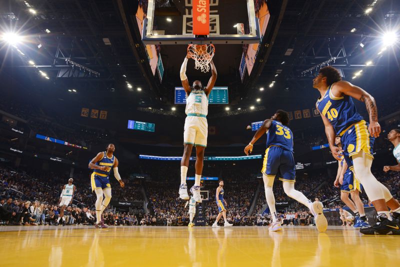 SAN FRANCISCO, CA - DECEMBER 27: Mark Williams #5 of the Charlotte Hornets dunks the ball during the game against the Golden State Warriors on December 27, 2022 at Chase Center in San Francisco, California. NOTE TO USER: User expressly acknowledges and agrees that, by downloading and or using this photograph, user is consenting to the terms and conditions of Getty Images License Agreement. Mandatory Copyright Notice: Copyright 2022 NBAE (Photo by Noah Graham/NBAE via Getty Images)