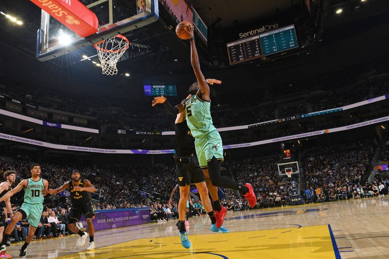 SAN FRANCISCO, CA - FEBRUARY 25: Mark Williams #5 of the Charlotte Hornets drives to the basket during the game against the Golden State Warriors on February 25, 2025 at Chase Center in San Francisco, California. NOTE TO USER: User expressly acknowledges and agrees that, by downloading and or using this photograph, user is consenting to the terms and conditions of Getty Images License Agreement. Mandatory Copyright Notice: Copyright 2025 NBAE (Photo by Noah Graham/NBAE via Getty Images)