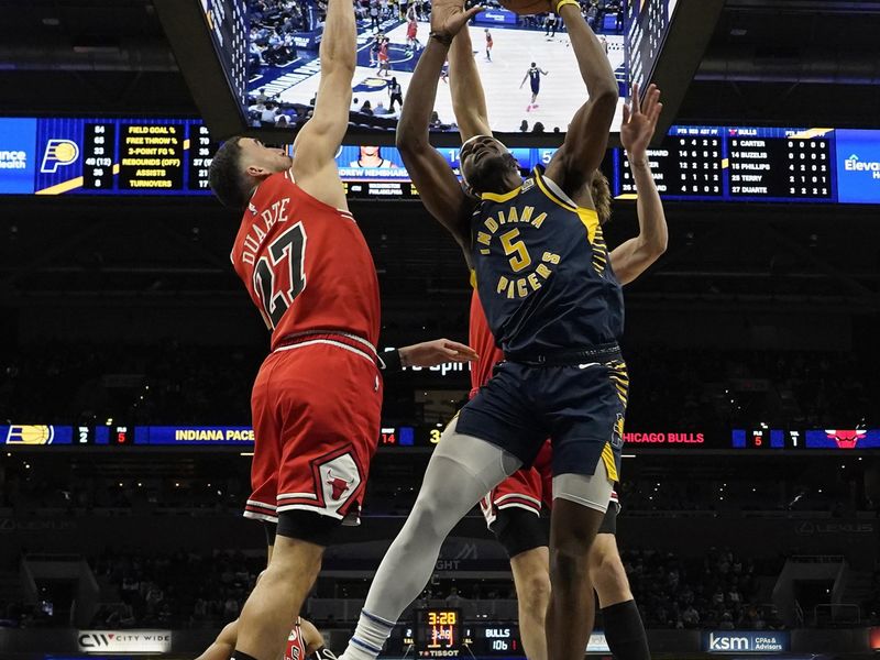 INDIANAPOLIS, INDIANA - JANUARY 08: Jarace Walker #5 of the Indiana Pacers rebounds against Chris Duarte #27 of the Chicago Bulls during  an NBA basketball game at Gainbridge Fieldhouse on January 08, 2025 in Indianapolis, Indiana. NOTE TO USER: User expressly acknowledges and agrees that, by downloading and or using this Photograph, user is consenting to the terms and conditions of the Getty Images License Agreement. (Photo by Jeff Dean/Getty Images)