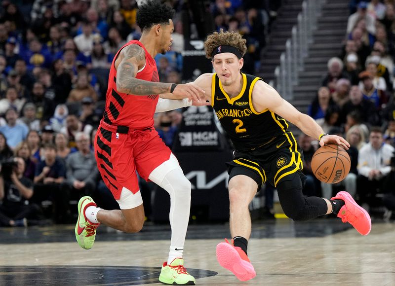 SAN FRANCISCO, CALIFORNIA - DECEMBER 23: Brandin Podziemski #2 of the Golden State Warriors dribbling the ball up court is guarded by Anfernee Simons #1 of the Portland Trail Blazers during the second half at Chase Center on December 23, 2023 in San Francisco, California. NOTE TO USER: User expressly acknowledges and agrees that, by downloading and or using this photograph, User is consenting to the terms and conditions of the Getty Images License Agreement. (Photo by Thearon W. Henderson/Getty Images)