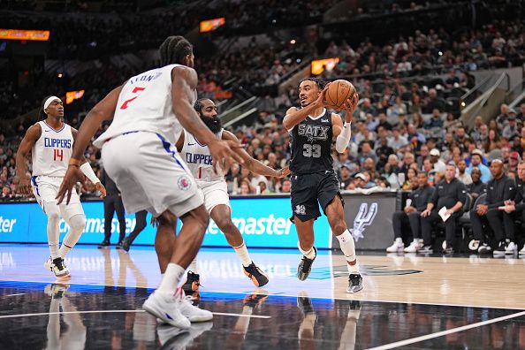 SAN ANTONIO, TX - NOVEMBER 22: Tre Jones #33 of the San Antonio Spurs handles the ball during the game against the LA Clippers on November 22, 2023 at the Frost Bank Center in San Antonio, Texas. NOTE TO USER: User expressly acknowledges and agrees that, by downloading and or using this photograph, user is consenting to the terms and conditions of the Getty Images License Agreement. Mandatory Copyright Notice: Copyright 2023 NBAE (Photos by Darren Carroll/NBAE via Getty Images)