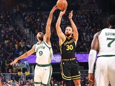 SAN FRANCISCO, CA - DECEMBER 19: Stephen Curry #30 of the Golden State Warriors shoots the ball during the game against the Boston Celtics on December 19, 2023 at Chase Center in San Francisco, California. NOTE TO USER: User expressly acknowledges and agrees that, by downloading and or using this photograph, user is consenting to the terms and conditions of Getty Images License Agreement. Mandatory Copyright Notice: Copyright 2023 NBAE (Photo by Mike Rasay/NBAE via Getty Images)