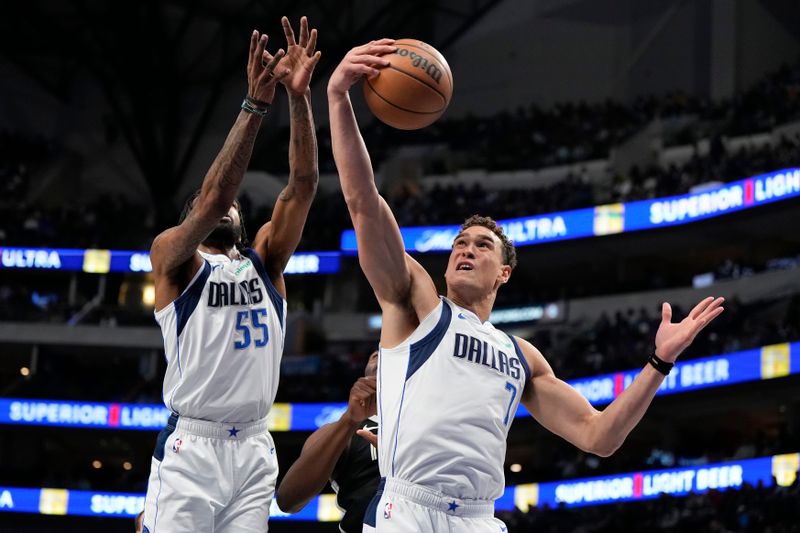 DALLAS, TEXAS - JANUARY 09: Dwight Powell #7 of the Dallas Mavericks rebounds the ball during the second half against the Memphis Grizzlies at American Airlines Center on January 09, 2024 in Dallas, Texas. NOTE TO USER: User expressly acknowledges and agrees that, by downloading and or using this photograph, User is consenting to the terms and conditions of the Getty Images License Agreement. (Photo by Sam Hodde/Getty Images)