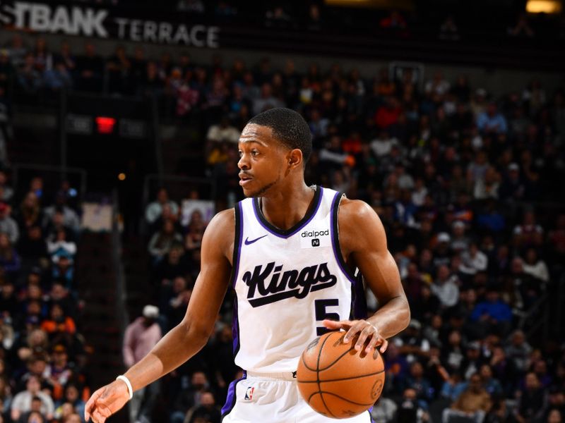 PHOENIX, AZ - FEBRUARY 13:  De'Aaron Fox #5 of the Sacramento Kings handles the ball during the game against the Phoenix Suns on February 13, 2024 at Footprint Center in Phoenix, Arizona. NOTE TO USER: User expressly acknowledges and agrees that, by downloading and or using this photograph, user is consenting to the terms and conditions of the Getty Images License Agreement. Mandatory Copyright Notice: Copyright 2024 NBAE (Photo by Barry Gossage/NBAE via Getty Images)