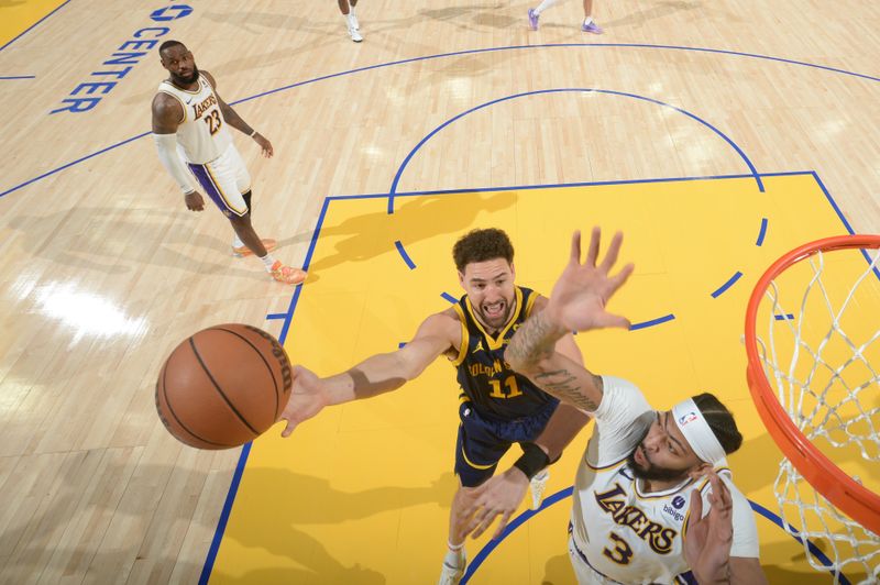 SAN FRANCISCO, CA - JANUARY 27: Klay Thompson #11 of the Golden State Warriors shoots the ball during the game against the Los Angeles Lakers on January 27, 2024 at Chase Center in San Francisco, California. NOTE TO USER: User expressly acknowledges and agrees that, by downloading and or using this photograph, user is consenting to the terms and conditions of Getty Images License Agreement. Mandatory Copyright Notice: Copyright 2024 NBAE (Photo by Noah Graham/NBAE via Getty Images)