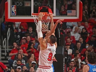 CHICAGO, IL - OCTOBER 25: Nikola Vucevic #9 of the Chicago Bulls dunks the ball as Chet Holmgren #7 of the Oklahoma City Thunder played defense on October 25, 2023 at United Center in Chicago, Illinois. NOTE TO USER: User expressly acknowledges and agrees that, by downloading and or using this photograph, User is consenting to the terms and conditions of the Getty Images License Agreement. Mandatory Copyright Notice: Copyright 2023 NBAE (Photo by Gary Dineen/NBAE via Getty Images)