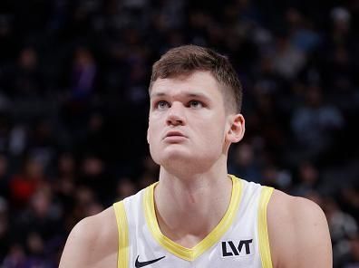 SACRAMENTO, CA - DECEMBER 16: Walker Kessler #24 of the Utah Jazz shoots a free throw during the game against the Sacramento Kings on December 16, 2023 at Golden 1 Center in Sacramento, California. NOTE TO USER: User expressly acknowledges and agrees that, by downloading and or using this Photograph, user is consenting to the terms and conditions of the Getty Images License Agreement. Mandatory Copyright Notice: Copyright 2023 NBAE (Photo by Rocky Widner/NBAE via Getty Images)