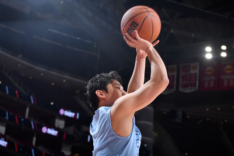 HOUSTON, TX - OCTOBER 25: Yuki Kawamura #17 of the Memphis Grizzlies warms up before the game against the Houston Rockets on October 25, 2024 at the Toyota Center in Houston, Texas. NOTE TO USER: User expressly acknowledges and agrees that, by downloading and or using this photograph, User is consenting to the terms and conditions of the Getty Images License Agreement. Mandatory Copyright Notice: Copyright 2024 NBAE (Photo by Logan Riely/NBAE via Getty Images)