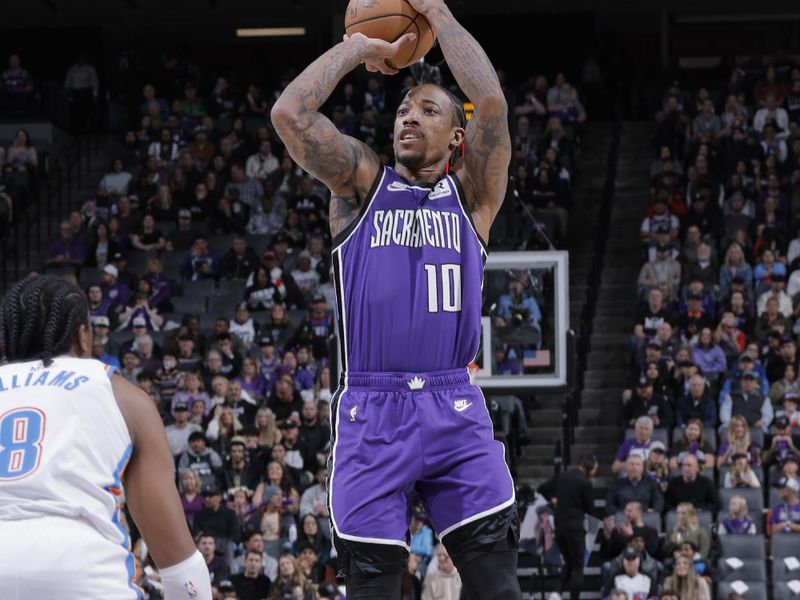 SACRAMENTO, CA - NOVEMBER 25: DeMar DeRozan #10 of the Sacramento Kings shoots the ball during the game against the Atlanta Hawks on November 25, 2024 at Golden 1 Center in Sacramento, California. NOTE TO USER: User expressly acknowledges and agrees that, by downloading and or using this Photograph, user is consenting to the terms and conditions of the Getty Images License Agreement. Mandatory Copyright Notice: Copyright 2024 NBAE (Photo by Rocky Widner/NBAE via Getty Images)