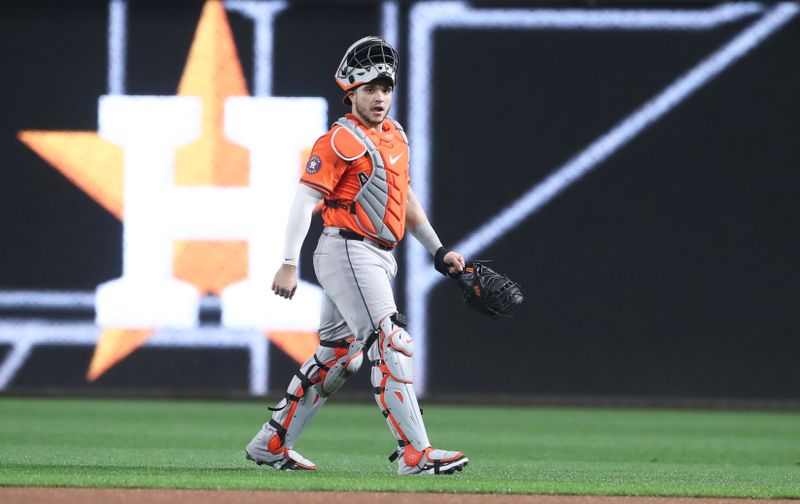 Jun 5, 2025; Pittsburgh, Pennsylvania, USA; Houston Astros catcher Yainer Diaz (21) walks in from the bullpen to play the Pittsburgh Pirates at PNC Park. Mandatory Credit: Charles LeClaire-Imagn Images