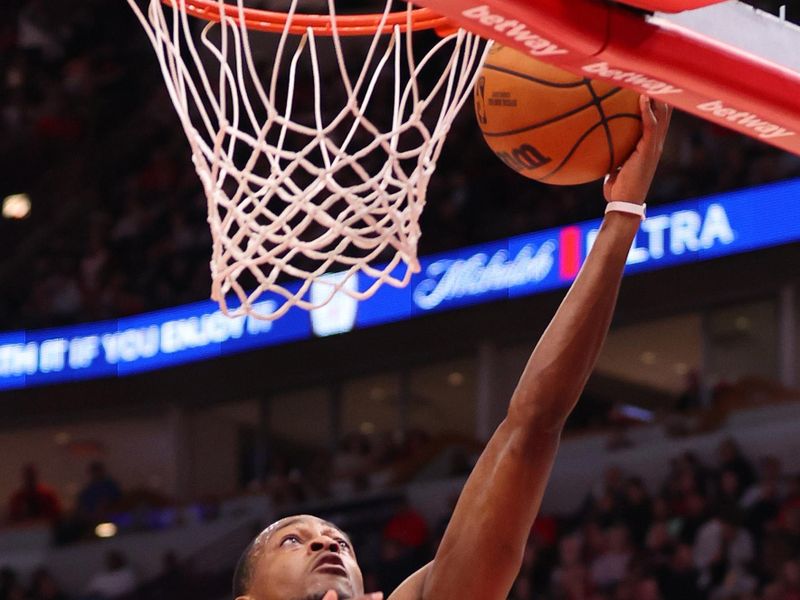 CHICAGO, ILLINOIS - FEBRUARY 03: De'Aaron Fox #5 of the Sacramento Kings goes up for a layup against the Chicago Bulls during the first half at the United Center on February 03, 2024 in Chicago, Illinois. NOTE TO USER: User expressly acknowledges and agrees that, by downloading and or using this photograph, User is consenting to the terms and conditions of the Getty Images License Agreement.  (Photo by Michael Reaves/Getty Images)