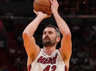 MIAMI, FL - OCTOBER 25: Kevin Love #42 of the Miami Heat shoots a foot shot against the Detroit Pistons on October 25, 2023 at Kaseya Center in Miami, Florida. NOTE TO USER: User expressly acknowledges and agrees that, by downloading and or using this Photograph, user is consenting to the terms and conditions of the Getty Images License Agreement. Mandatory Copyright Notice: Copyright 2023 NBAE (Photo by Eric Espada/NBAE via Getty Images)