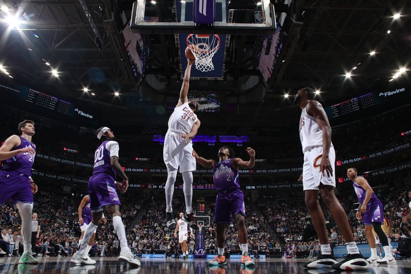 SALT LAKE CITY, UT - MARCH 23: Jarrett Allen #31 of the Cleveland Cavaliers drives to the basket during the game against the Utah Jazz on March 23, 2025 at Delta Center in Salt Lake City, Utah. NOTE TO USER: User expressly acknowledges and agrees that, by downloading and or using this Photograph, User is consenting to the terms and conditions of the Getty Images License Agreement. Mandatory Copyright Notice: Copyright 2025 NBAE (Photo by Melissa Majchrzak/NBAE via Getty Images)