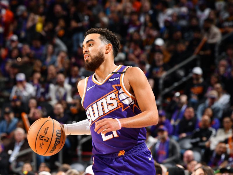 PHOENIX, AZ - NOVEMBER 2: Tyus Jones #21 of the Phoenix Suns dribbles the ball during the game against the Portland Trail Blazers on November 2, 2024 at Footprint Center in Phoenix, Arizona. NOTE TO USER: User expressly acknowledges and agrees that, by downloading and or using this photograph, user is consenting to the terms and conditions of the Getty Images License Agreement. Mandatory Copyright Notice: Copyright 2024 NBAE (Photo by Barry Gossage/NBAE via Getty Images)