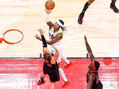 TORONTO, CANADA - DECEMBER 23:  Jordan Clarkson #00 of the Utah Jazz drives to the basket during the game against the Toronto Raptors on December 23, 2023 at the Scotiabank Arena in Toronto, Ontario, Canada.  NOTE TO USER: User expressly acknowledges and agrees that, by downloading and or using this Photograph, user is consenting to the terms and conditions of the Getty Images License Agreement.  Mandatory Copyright Notice: Copyright 2023 NBAE (Photo by Vaughn Ridley/NBAE via Getty Images)