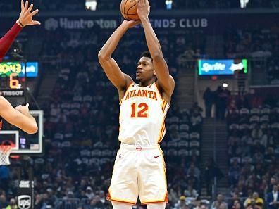 CLEVELAND, OHIO - NOVEMBER 28: De'Andre Hunter #12 of the Atlanta Hawks shoots during the first half of an NBA In-Season Tournament game against the Cleveland Cavaliers at Rocket Mortgage Fieldhouse on November 28, 2023 in Cleveland, Ohio. NOTE TO USER: User expressly acknowledges and agrees that, by downloading and or using this photograph, User is consenting to the terms and conditions of the Getty Images License Agreement. (Photo by Jason Miller/Getty Images)