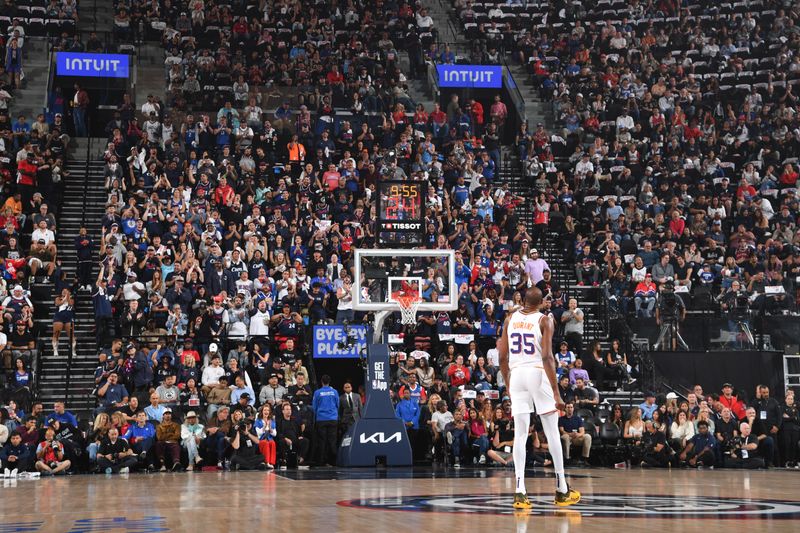 INGLEWOOD, CA - OCTOBER 23: Kevin Durant #35 of the Phoenix Suns looks on during the game against the LA Clippers on October 23, 2024 at Intuit Dome in Los Angeles, California. NOTE TO USER: User expressly acknowledges and agrees that, by downloading and/or using this Photograph, user is consenting to the terms and conditions of the Getty Images License Agreement. Mandatory Copyright Notice: Copyright 2024 NBAE (Photo by Juan Ocampo/NBAE via Getty Images)