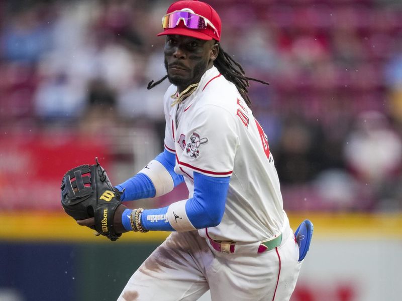 May 4, 2025; Cincinnati, Ohio, USA;  Cincinnati Reds shortstop Elly De La Cruz (44) fields the ball for an out against the Washington Nationals in the seventh inning at Great American Ball Park. Mandatory Credit: Aaron Doster-Imagn Images