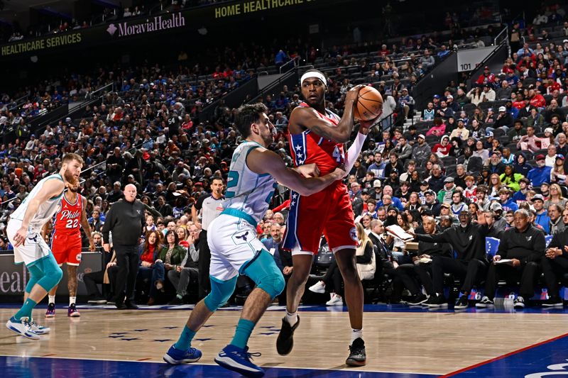 PHILADELPHIA, PA - MARCH 1: Paul Reed #44 of the Philadelphia 76ers looks to pass the ball during the game against the Charlotte Hornets on March 1, 2024 at the Wells Fargo Center in Philadelphia, Pennsylvania NOTE TO USER: User expressly acknowledges and agrees that, by downloading and/or using this Photograph, user is consenting to the terms and conditions of the Getty Images License Agreement. Mandatory Copyright Notice: Copyright 2024 NBAE (Photo by David Dow/NBAE via Getty Images)