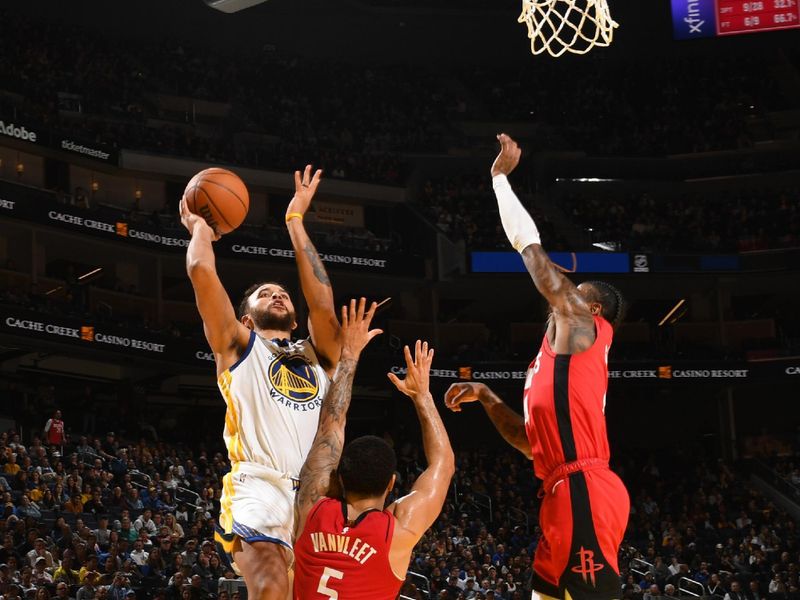 SAN FRANCISCO, CA - DECEMBER 5: Kyle Anderson #1 of the Golden State Warriors drives to the basket during the game against the Houston Rockets on December 5, 2024 at Chase Center in San Francisco, California. NOTE TO USER: User expressly acknowledges and agrees that, by downloading and or using this photograph, user is consenting to the terms and conditions of Getty Images License Agreement. Mandatory Copyright Notice: Copyright 2024 NBAE (Photo by Noah Graham/NBAE via Getty Images)