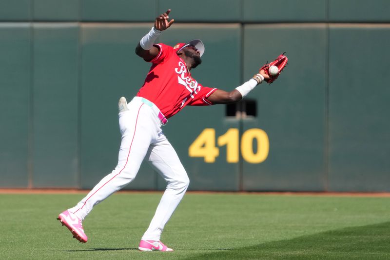 Mar 5, 2026; Goodyear, Arizona, USA; Cincinnati Reds shortstop Elly de la Cruz (44) misplays a popup against the Los Angeles Dodgers during the second inning at Goodyear Ballpark. Mandatory Credit: Joe Camporeale-Imagn Images