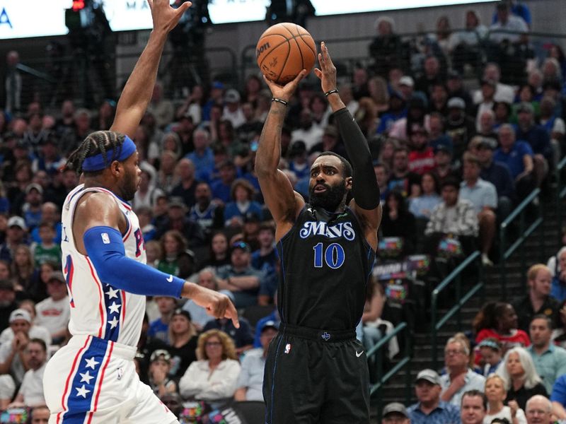 DALLAS, TX - MARCH 3: Tim Hardaway Jr. #10 of the Dallas Mavericks shoots the ball during the game against the Philadelphia 76ers on March 3, 2024 at the American Airlines Center in Dallas, Texas. NOTE TO USER: User expressly acknowledges and agrees that, by downloading and or using this photograph, User is consenting to the terms and conditions of the Getty Images License Agreement. Mandatory Copyright Notice: Copyright 2024 NBAE (Photo by Glenn James/NBAE via Getty Images)