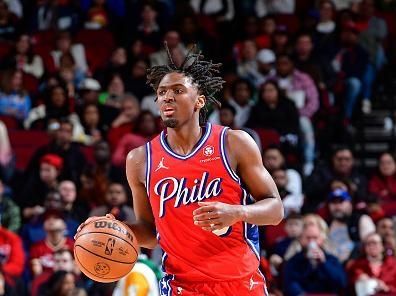 HOUSTON, TX - DECEMBER 29: Tyrese Maxey #0 of the Philadelphia 76ers brings the ball up court against the Houston Rockets on December 29, 2023 at the Toyota Center in Houston, Texas. NOTE TO USER: User expressly acknowledges and agrees that, by downloading and or using this photograph, User is consenting to the terms and conditions of the Getty Images License Agreement. Mandatory Copyright Notice: Copyright 2023 NBAE (Photo by Logan Riely/NBAE via Getty Images)