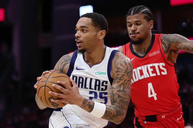 HOUSTON, TEXAS - JANUARY 01: P.J. Washington #25 of the Dallas Mavericks works againsta Jalen Green #4 of the Houston Rockets during the first half at Toyota Center on January 01, 2025 in Houston, Texas. NOTE TO USER: User expressly acknowledges and agrees that, by downloading and or using this photograph, User is consenting to the terms and conditions of the Getty Images License Agreement. (Photo by Alex Slitz/Getty Images)