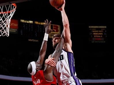 PORTLAND, OR - DECEMBER 26: Domantas Sabonis #10 of the Sacramento Kings drives to the basket during the game against the Portland Trail Blazers on December 26, 2023 at the Moda Center Arena in Portland, Oregon. NOTE TO USER: User expressly acknowledges and agrees that, by downloading and or using this photograph, user is consenting to the terms and conditions of the Getty Images License Agreement. Mandatory Copyright Notice: Copyright 2023 NBAE (Photo by Cameron Browne/NBAE via Getty Images)