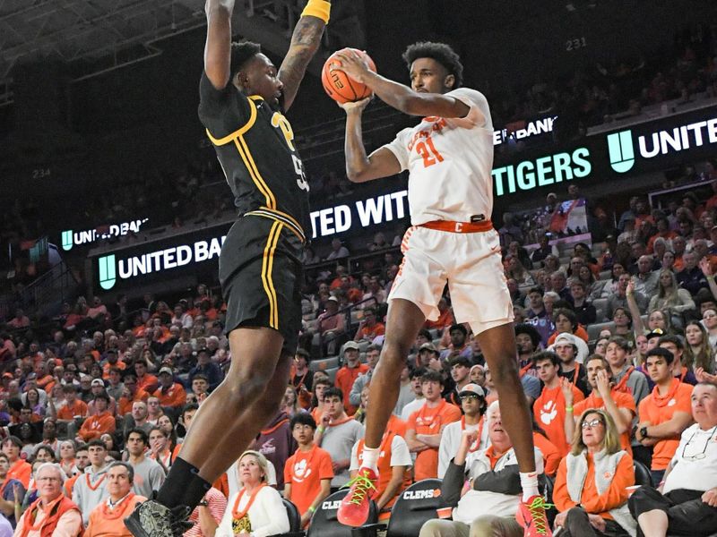 Feb 27, 2024; Clemson, South Carolina, USA; Clemson sophomore forward Chauncey Wiggins (21) passes the ball around Pitt forward Zack Austin (55) during the first half at Littlejohn Coliseum. Mandatory Credit: Ken Ruinard-USA TODAY Sports