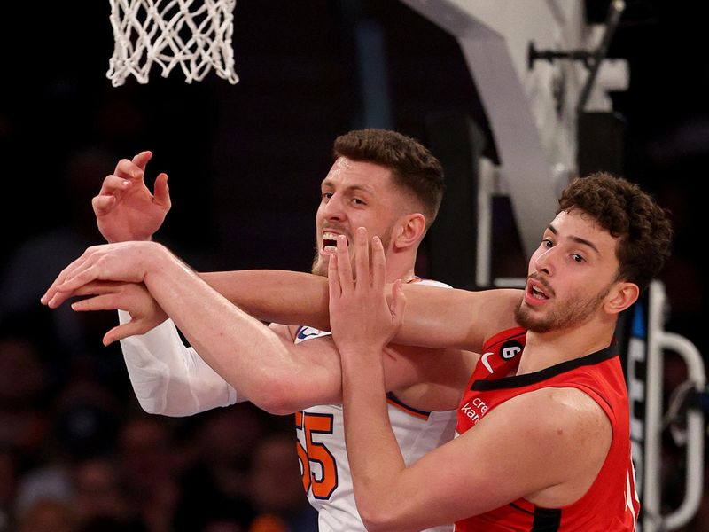 NEW YORK, NEW YORK - MARCH 27: Isaiah Hartenstein #55 of the New York Knicks and Alperen Sengun #28 of the Houston Rockets fight for the ball in the second half at Madison Square Garden on March 27, 2023 in New York City. The New York Knicks defeated the Houston Rockets 137-115. NOTE TO USER: User expressly acknowledges and agrees that, by downloading and or using this photograph, User is consenting to the terms and conditions of the Getty Images License Agreement. (Photo by Elsa/Getty Images)