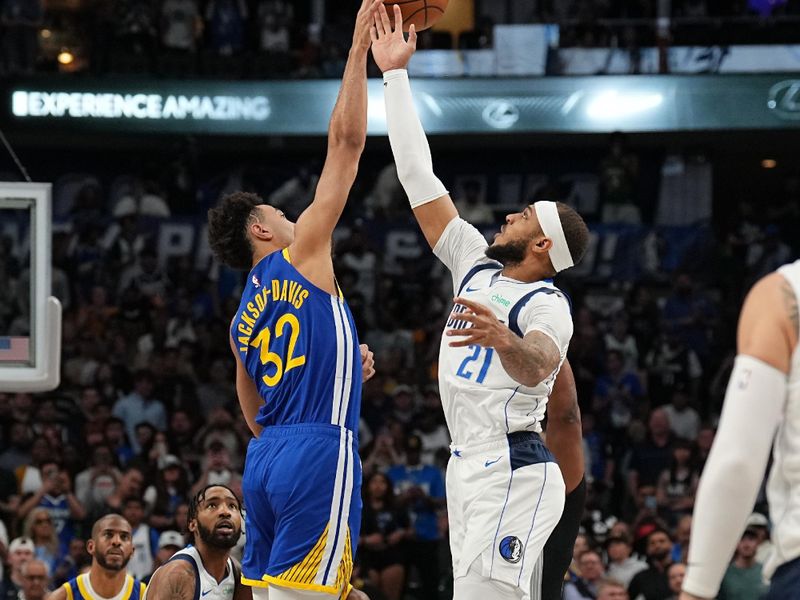 DALLAS, TX - MARCH 13: Trayce Jackson-Davis #32 of the Golden State Warriors  and Daniel Gafford #21 of the Dallas Mavericks go up for the opening tip off during the game on March 13, 2024 at the American Airlines Center in Dallas, Texas. NOTE TO USER: User expressly acknowledges and agrees that, by downloading and or using this photograph, User is consenting to the terms and conditions of the Getty Images License Agreement. Mandatory Copyright Notice: Copyright 2024 NBAE (Photo by Glenn James/NBAE via Getty Images)