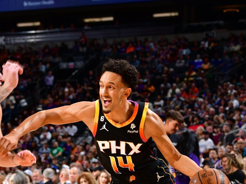 PHOENIX, AZ - OCTOBER 30: Landry Shamet #14 of the Phoenix Suns handles the ball during the game against the Houston Rockets on October 30, 2022 at Footprint Center in Phoenix, Arizona. NOTE TO USER: User expressly acknowledges and agrees that, by downloading and or using this photograph, user is consenting to the terms and conditions of the Getty Images License Agreement. Mandatory Copyright Notice: Copyright 2022 NBAE (Photo by Barry Gossage/NBAE via Getty Images)