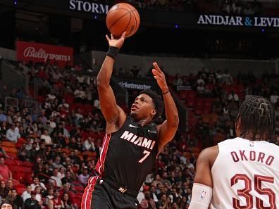 MIAMI, FL - DECEMBER 8:  Kyle Lowry #7 of the Miami Heat drives to the basket during the game against the Cleveland Cavaliers on December 8, 2023 at Kaseya Center in Miami, Florida. NOTE TO USER: User expressly acknowledges and agrees that, by downloading and or using this Photograph, user is consenting to the terms and conditions of the Getty Images License Agreement. Mandatory Copyright Notice: Copyright 2023 NBAE (Photo by Issac Baldizon/NBAE via Getty Images)