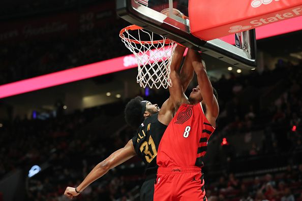 PORTLAND, OREGON - NOVEMBER 15: Kris Murray #8 of the Portland Trail Blazers dunks as Jarrett Allen #31 of the Cleveland Cavaliers defends during the second quarter at Moda Center on November 15, 2023 in Portland, Oregon. NOTE TO USER: User expressly acknowledges and agrees that, by downloading and or using this photograph, User is consenting to the terms and conditions of the Getty Images License Agreement. (Photo by Amanda Loman/Getty Images)