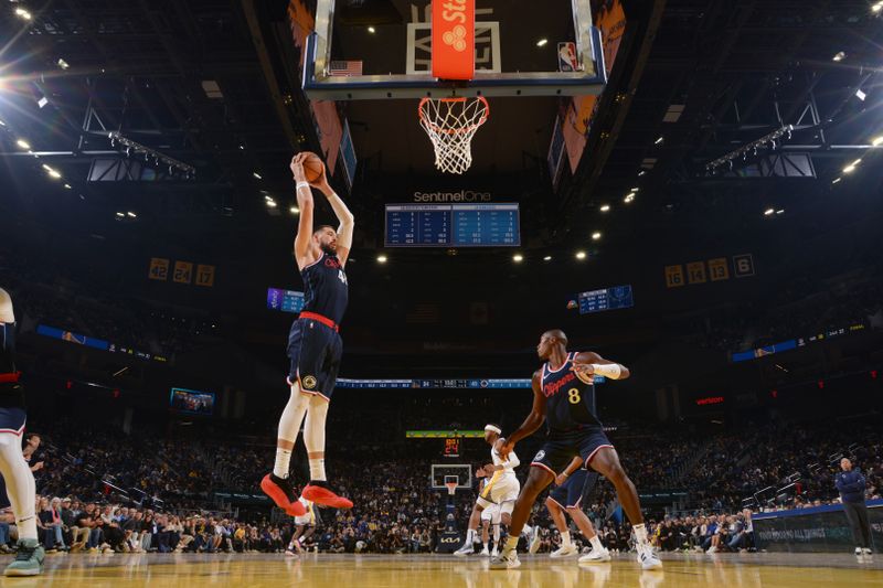 SAN FRANCISCO, CA - OCTOBER 27: Ivica Zubac #40 of the LA Clippers rebounds the ball during the game against the Golden State Warriors on October 27, 2024 at Chase Center in San Francisco, California. NOTE TO USER: User expressly acknowledges and agrees that, by downloading and or using this photograph, user is consenting to the terms and conditions of Getty Images License Agreement. Mandatory Copyright Notice: Copyright 2024 NBAE (Photo by Noah Graham/NBAE via Getty Images)