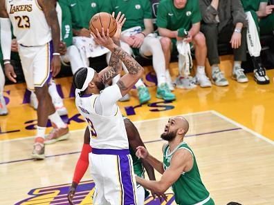 LOS ANGELES, CA - DECEMBER 25:  Anthony Davis #3 of the Los Angeles Lakers goes to the basket during the game on December 25, 2023 at Crypto.Com Arena in Los Angeles, California. NOTE TO USER: User expressly acknowledges and agrees that, by downloading and/or using this Photograph, user is consenting to the terms and conditions of the Getty Images License Agreement. Mandatory Copyright Notice: Copyright 2023 NBAE (Photo by Juan Ocampo/NBAE via Getty Images)