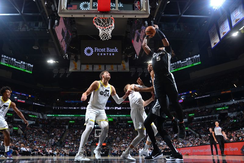 SAN ANTONIO, TX - NOVEMBER 9: Stephon Castle #5 of the San Antonio Spurs drives to the basket during the game against the Utah Jazz on November 9, 2024 at the Frost Bank Center in San Antonio, Texas. NOTE TO USER: User expressly acknowledges and agrees that, by downloading and or using this photograph, user is consenting to the terms and conditions of the Getty Images License Agreement. Mandatory Copyright Notice: Copyright 2024 NBAE (Photos by Michael Gonzales/NBAE via Getty Images)