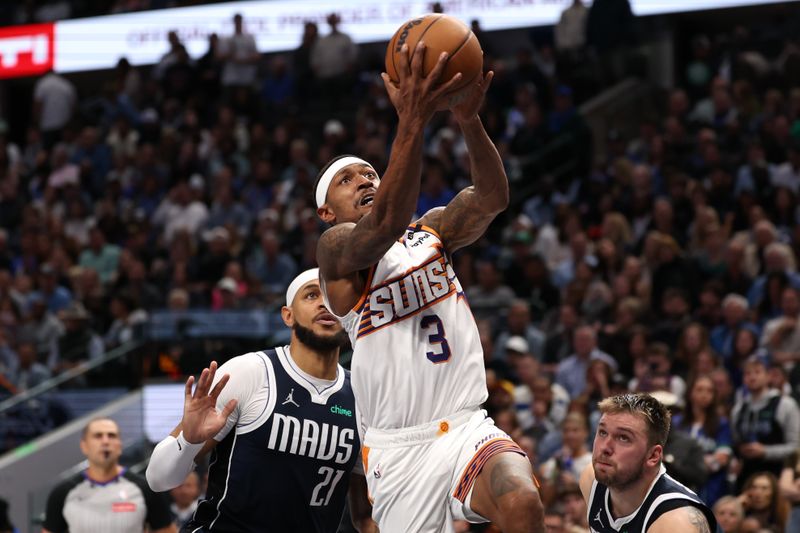 DALLAS, TEXAS - NOVEMBER 08: Bradley Beal #3 of the Phoenix Suns makes a move to the basket past Daniel Gafford #21 of the Dallas Mavericks during the second half at American Airlines Center on November 08, 2024 in Dallas, Texas. NOTE TO USER: User expressly acknowledges and agrees that, by downloading and or using this photograph, User is consenting to the terms and conditions of the Getty Images License Agreement. (Photo by Sam Hodde/Getty Images)