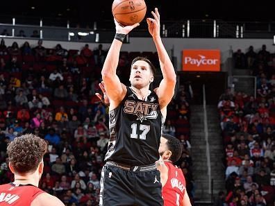 HOUSTON, TX - DECEMBER 11: Doug McDermott #17 of the San Antonio Spurs three point basket during the game against the Houston Rockets on December 11, 2023 at the Toyota Center in Houston, Texas. NOTE TO USER: User expressly acknowledges and agrees that, by downloading and or using this photograph, User is consenting to the terms and conditions of the Getty Images License Agreement. Mandatory Copyright Notice: Copyright 2023 NBAE (Photo by Logan Riely/NBAE via Getty Images)