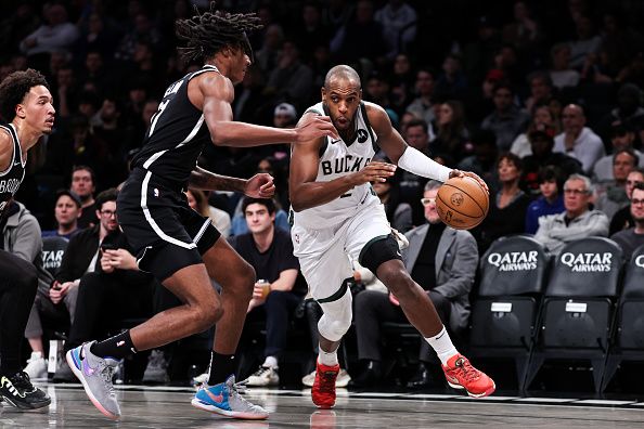 NEW YORK, NEW YORK - DECEMBER 27: Khris Middleton #22 of the Milwaukee Bucks drives to the basket during the second quarter of the game against the Brooklyn Nets at Barclays Center on December 27, 2023 in New York City. NOTE TO USER: User expressly acknowledges and agrees that, by downloading and or using this photograph, User is consenting to the terms and conditions of the Getty Images License Agreement. (Photo by Dustin Satloff/Getty Images)