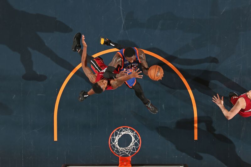 NEW YORK, NY - JANUARY 27: Julius Randle #30 of the New York Knicks drives to the basket during the game against the Miami Heat on January 27, 2024 at Madison Square Garden in New York City, New York.  NOTE TO USER: User expressly acknowledges and agrees that, by downloading and or using this photograph, User is consenting to the terms and conditions of the Getty Images License Agreement. Mandatory Copyright Notice: Copyright 2024 NBAE  (Photo by Nathaniel S. Butler/NBAE via Getty Images)